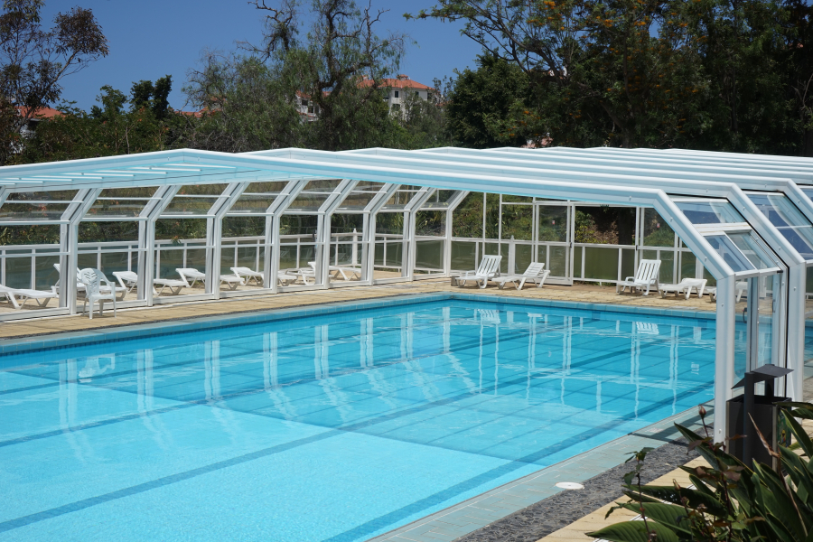 piscine couverte dans un camping en Bretagne Sud