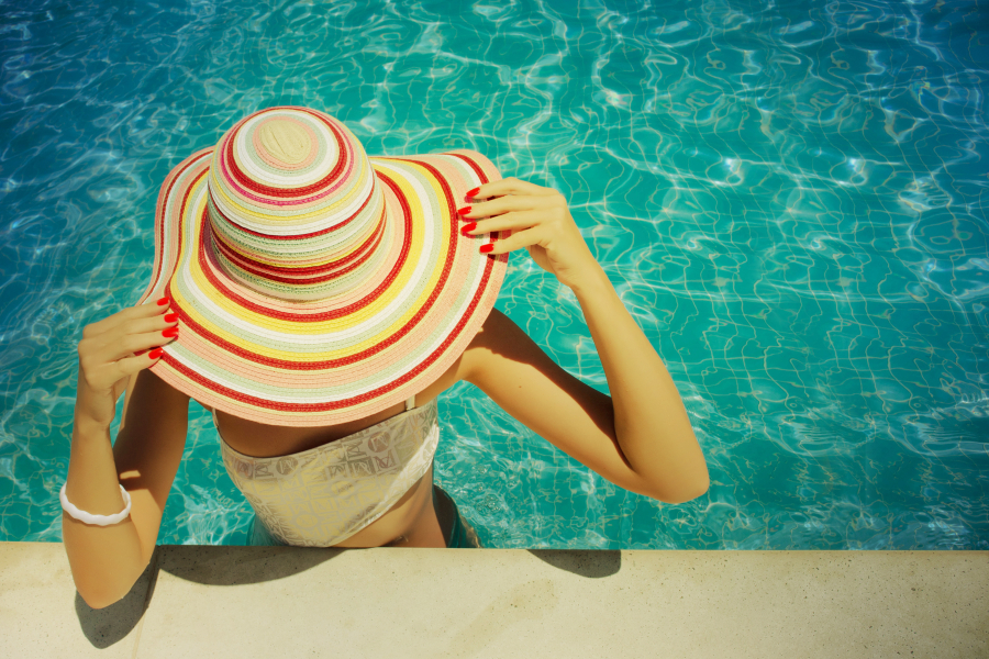 détente à la piscine camping en Gironde