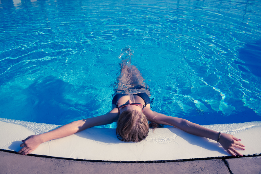 détente dans la piscine d'un camping en médoc