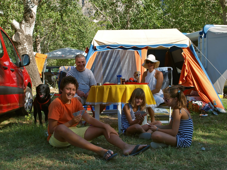 famille en tente camping Drome