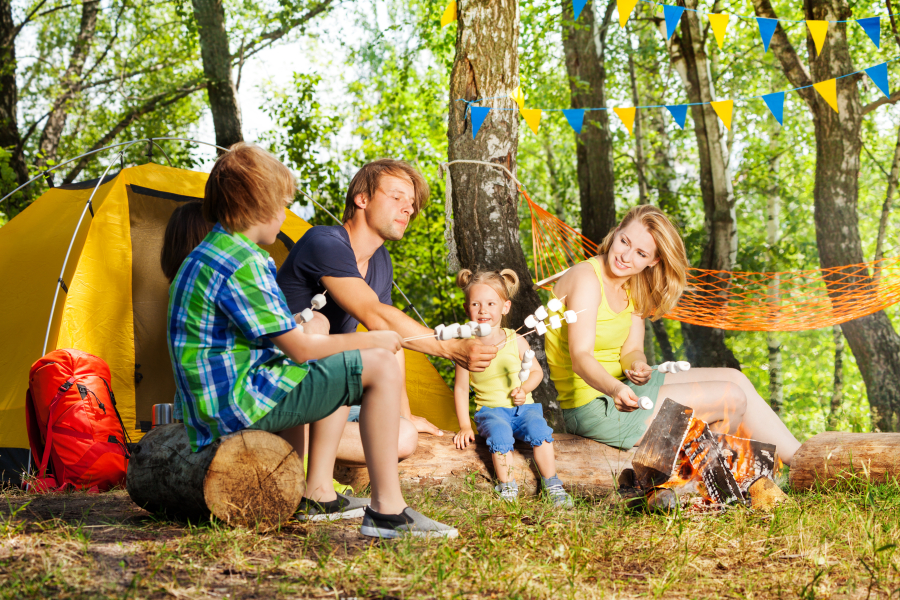 famille en camping Pee sur Nivelle