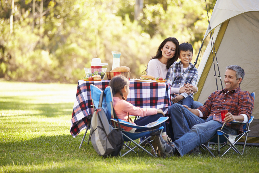 famille en camping Pee sur Nivelle