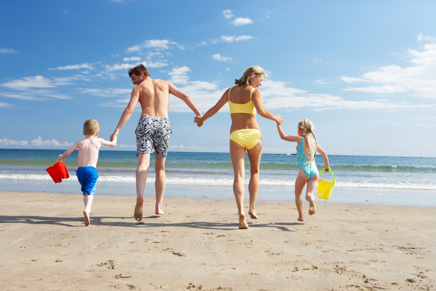 famille au bord de la mer ile de Ré 